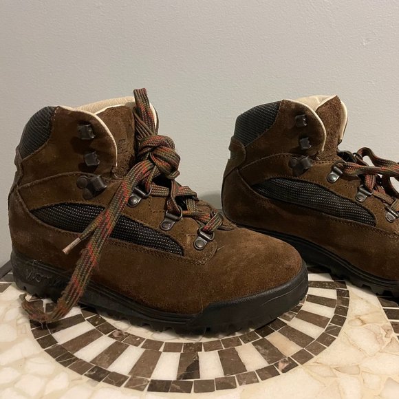eastern mountain sports hiking boots